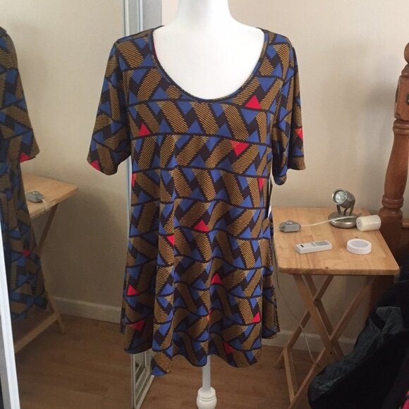 LuLaRoe Tops - L LuLaRoe Perfect Tee B04 26